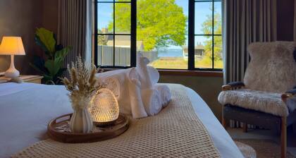 Stillwater Residence - Lakeview Serenity Retreat