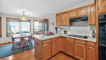 Microondas, horno, parrilla de estufa y lavavajillas