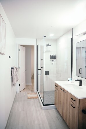 Hiustenkuivaaja, pyyhkeet, saippua, vessapaperi