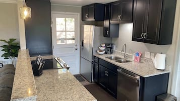 KĂŒhlschrank, Mikrowelle, Ofen, Herdplatte