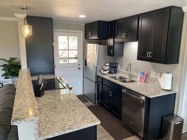 雪櫃、微波爐、焗爐、爐具