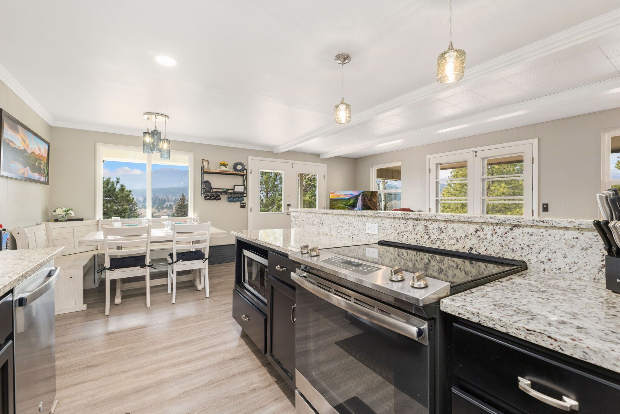 冷蔵庫、電子レンジ、オーブン、コンロ