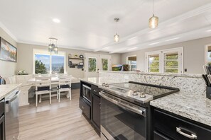 冰箱、微波炉、烤箱、炉灶