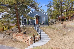 Exterior - A Cozy Mountain Cottage Steps From Downtown Estes (Estes Park)