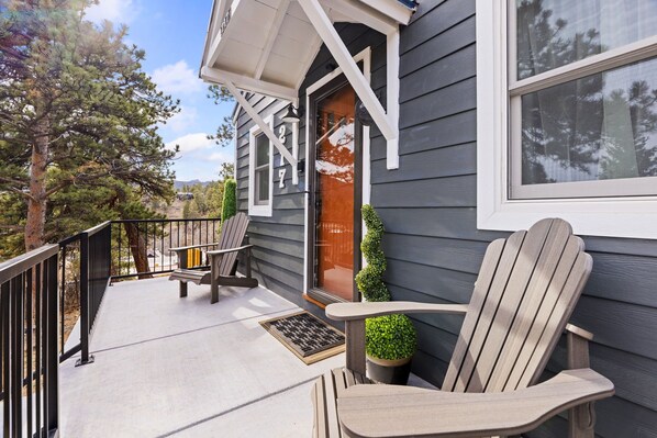 Terrace/patio - A Cozy Mountain Cottage Steps From Downtown Estes (Estes Park)