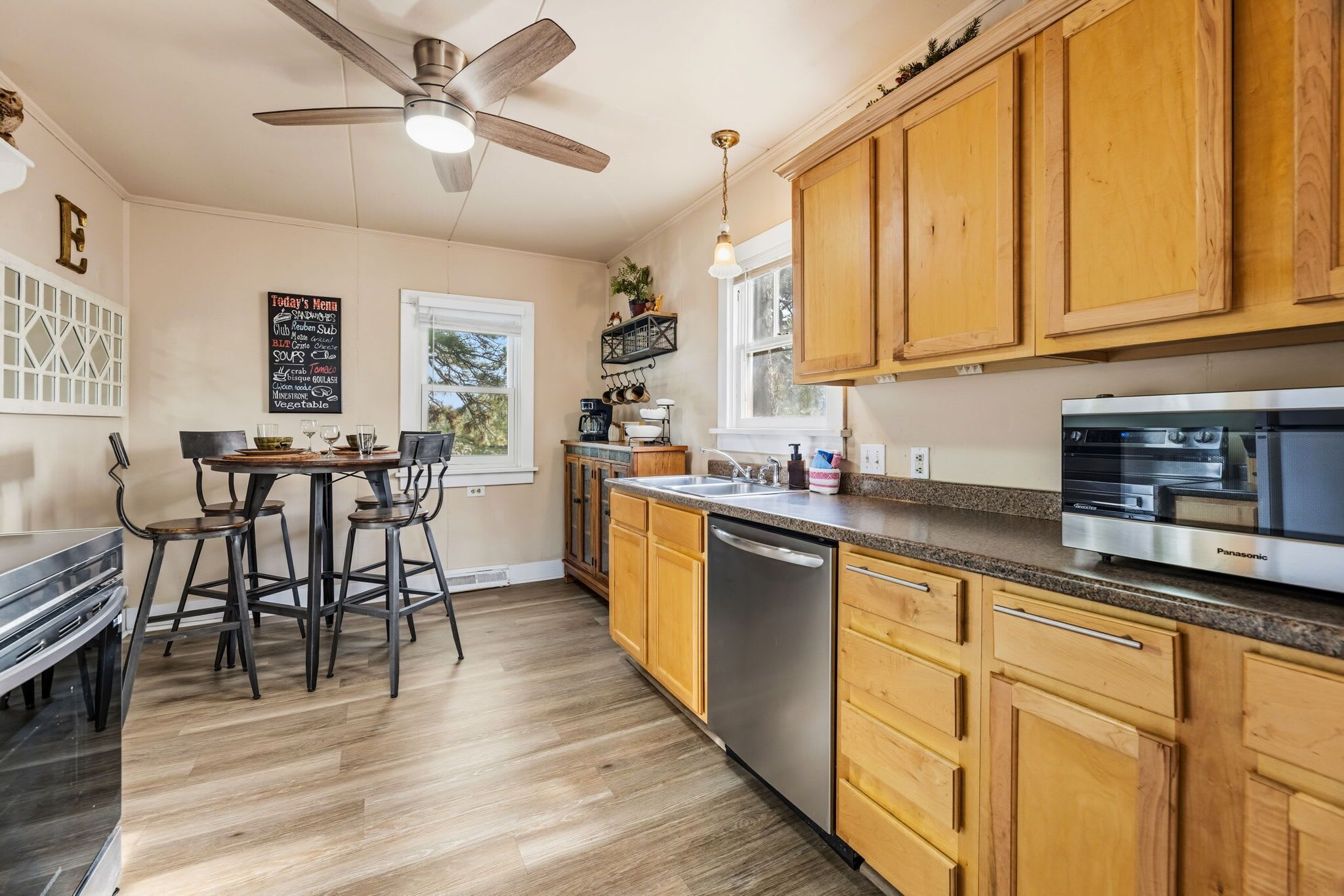 Een koelkast, een magnetron, een oven, een kookplaat