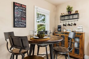 Dining - A Cozy Mountain Cottage Steps From Downtown Estes (Estes Park)