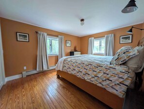 Escritorio, tabla de planchar con plancha, wifi y ropa de cama 