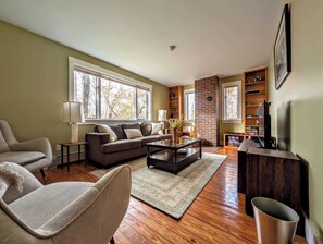 TV, books, offices - Nature Lodge Retreat: Screened Porch, Pet-Friendly (Ellsworth)