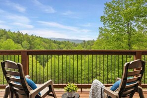 Property grounds - Black Berry Cabin 5BR Modern Retreat with Hot Tub (Sevierville)