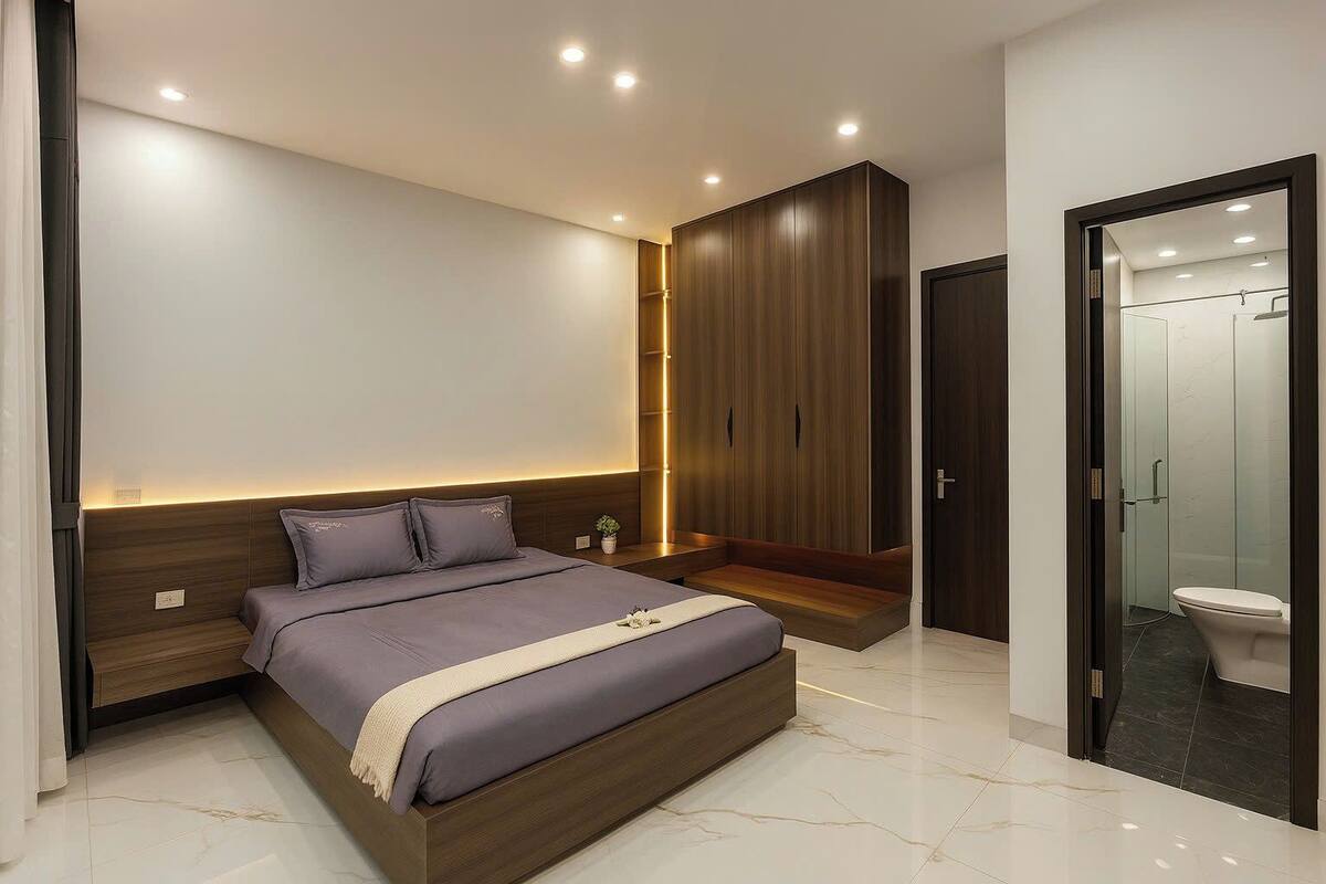 Deluxe Apartment, 1 King Bed, Housekeeping | Desk, laptop workspace, blackout drapes, soundproofing