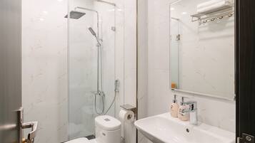 Chuveiro, ducha de hidromassagem, produtos de toalete de grife