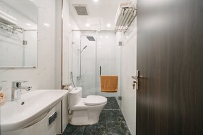Shower, hydromassage showerhead, designer toiletries, hair dryer - Tamundi Embassy - Diplomatic Quarter - West Lake Hanoi (Ha Noi)