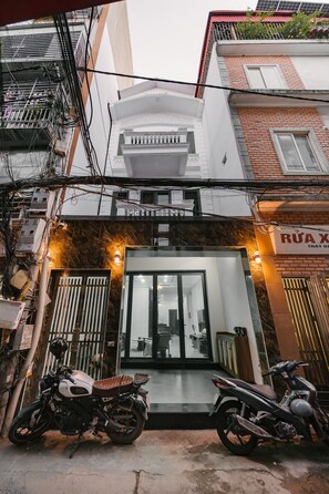 Front of property - Tamundi Embassy - Diplomatic Quarter - West Lake Hanoi (Ha Noi)
