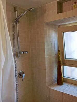 Dusche, Haartrockner, Bidet, Handtücher