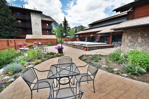Outdoor dining - Corner Unit. Pool, 4 Hot Tubs, Yard! Walk/Easy Drive to Main St Events (Frisco)
