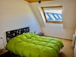 2 bedrooms, iron/ironing board, Internet, bed sheets