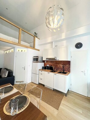 Fridge, stovetop, dishwasher, coffee/tea maker - Loft-Style Apartment Near Botanical Garden (Berlin)