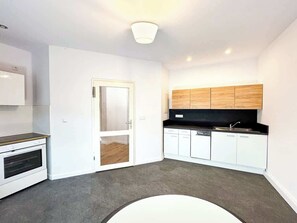 Fridge, microwave, oven, stovetop - Spacious South-Berlin Apartment with parking (Großbeeren)