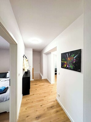 4 habitaciones, tabla de planchar con plancha, wifi y ropa de cama 