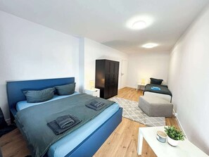 4 bedrooms, iron/ironing board, WiFi, bed sheets - Spacious South-Berlin Apartment with parking (Großbeeren)