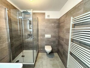 Shower, hair dryer, towels - Spacious South-Berlin Apartment with parking (Großbeeren)