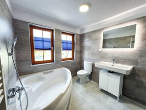 Douche, sèche-cheveux, serviettes fournies