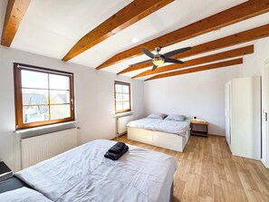 3 chambres, fer et planche à repasser, Wi-Fi, draps fournis