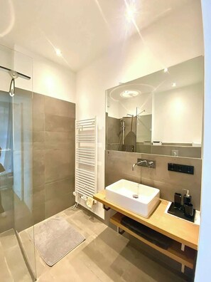 Shower, hair dryer - City center backyard Jewel - Ani (Berlin)