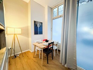 Dining - High-design Loft for 4 in the center of Pberg (Berlin)