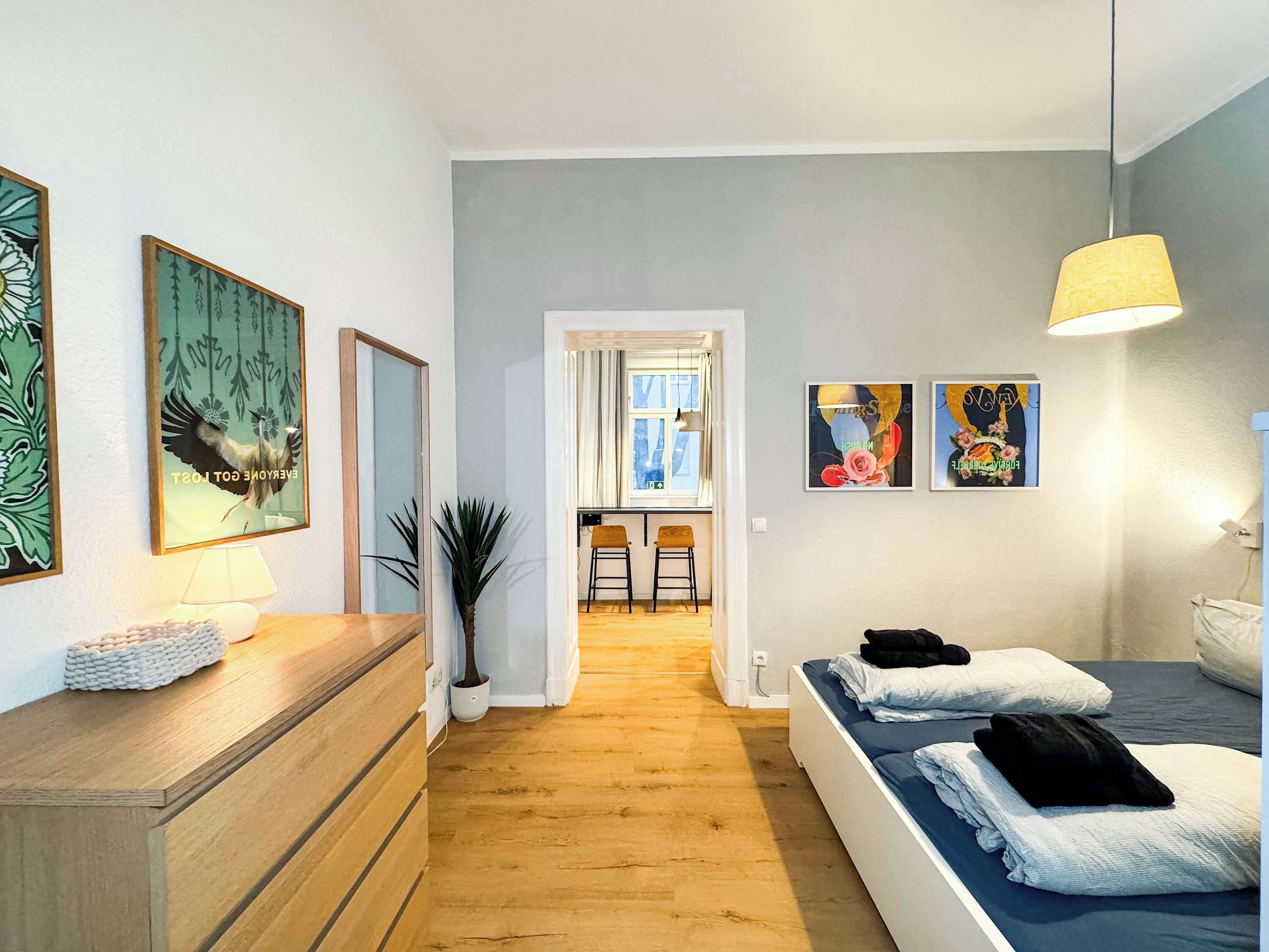 2 dormitorios, escritorio, tabla de planchar con plancha y wifi