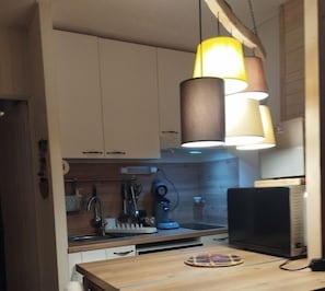 Réfrigérateur, micro-ondes, four, plaque de cuisson