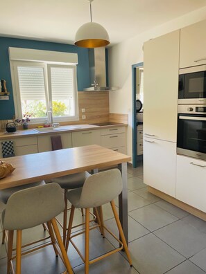 Réfrigérateur, micro-ondes, four, plaque de cuisson