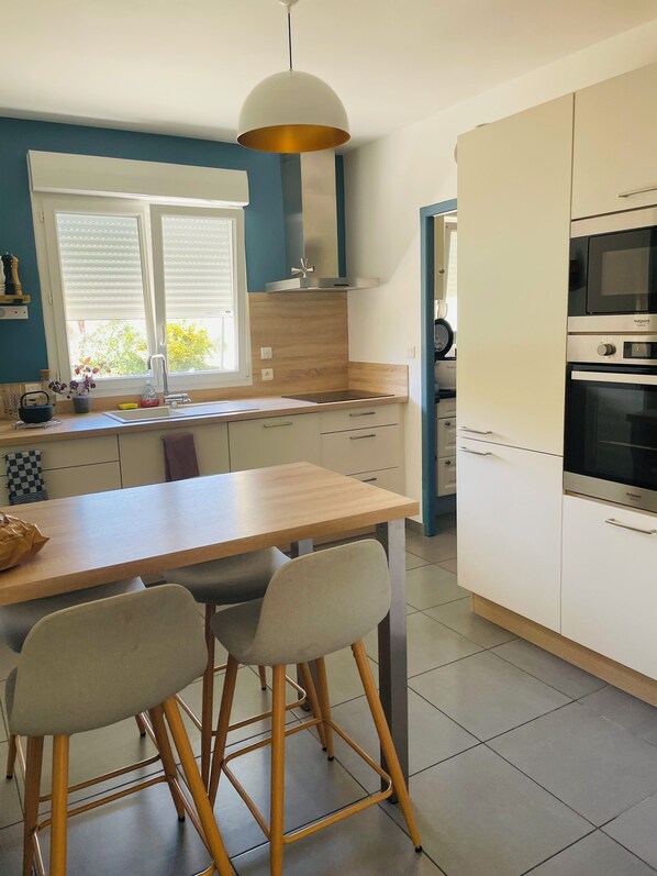 Jääkaappi, mikroaaltouuni, uuni, liesi