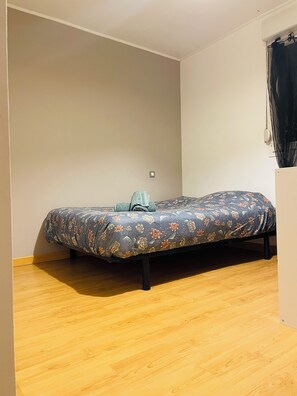 Fer et planche à repasser, lit parapluie, Wi-Fi gratuit, draps fournis