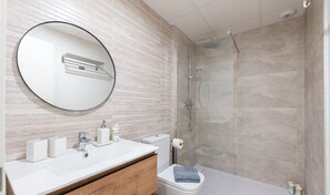 Douche, serviettes fournies