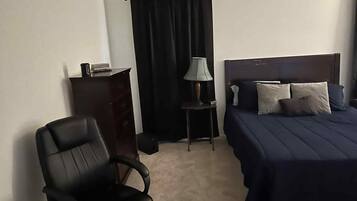 Planxa i posts de planxar, wifi i roba de llit