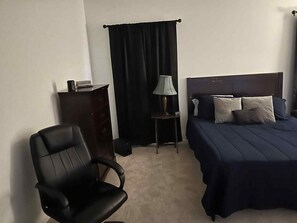 Planxa i posts de planxar, wifi i roba de llit 