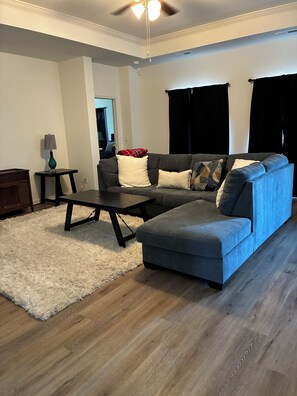 Smart TV, videogiochi, libri, impianto stereo