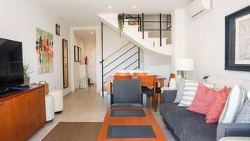 Een televisie en een kantoor