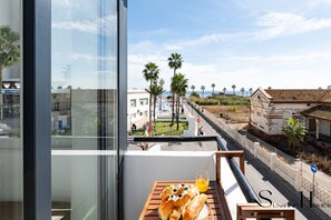 Outdoor dining - Alamos Beachfront Bliss – Sea View Retreat REF049 (Torremolinos)
