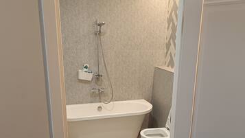 Een douche, een haardroger, handdoeken, zeep