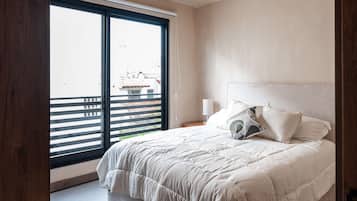 Een bureau, een strijkplank/strijkijzer, reisbedje, wifi