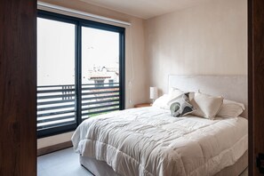 Schreibtisch, Bügeleisen/Bügelbrett, Reisekinderbett, WLAN