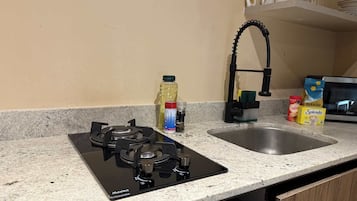 Een koelkast, een magnetron, een kookplaat