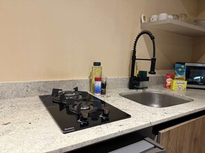 Kühlschrank, Mikrowelle, Herdplatte, Wasserkocher mit Kaffee-/Teezubehör