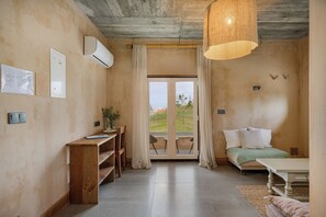 Ein Schlafzimmer mit einem Bett, einem Schreibtisch und einem Fenster mit Vorhängen.