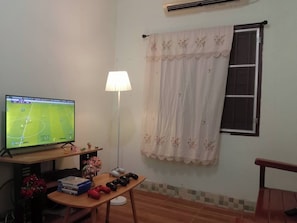 Basic Room | Free WiFi - Future House (Mae Taeng)