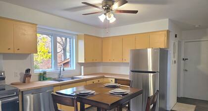 Renovated 2BR Apartment in Vanier North – Steps from Beechwood & Downtown