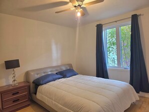 2 عدّة غرف نوم ومكواة/لوح كي وواي فاي وملاءات أسرّة